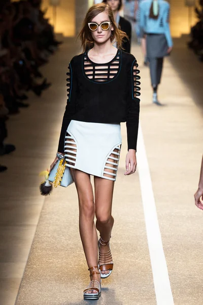Look 32